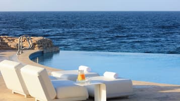 Utendørsbasseng og solsenger