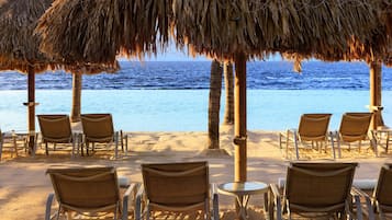 Plage privée, sable blanc, chaises longues, parasols