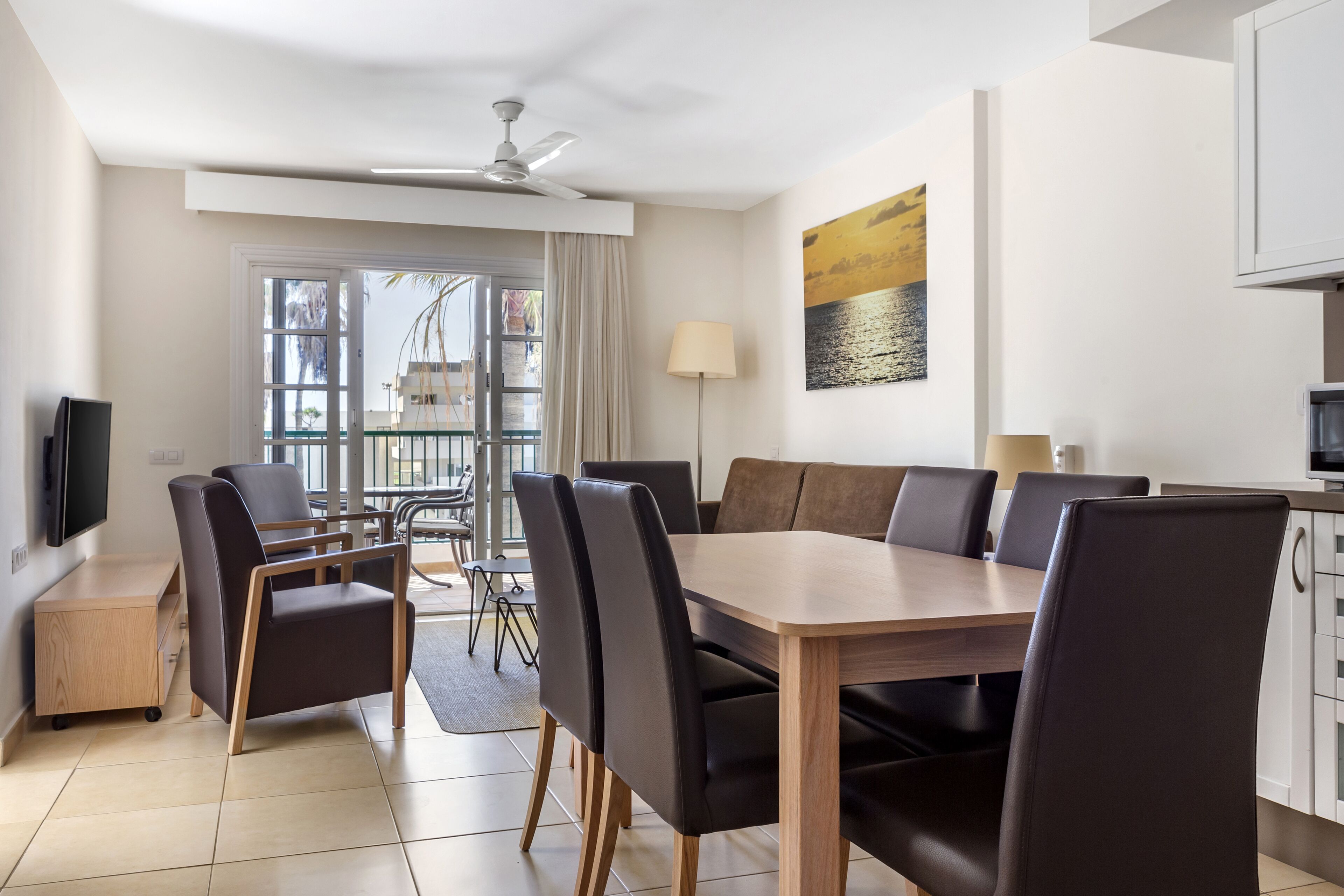 Apartemen, 2 kamar tidur | Area keluarga | Smart TV 32-inci dengan saluran TV satelit dan TV