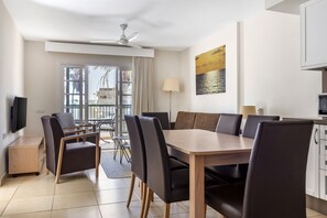 Apartamento, 2 quartos | Área de estar | Smart TV 32 polegadas com canais via satélite, TV