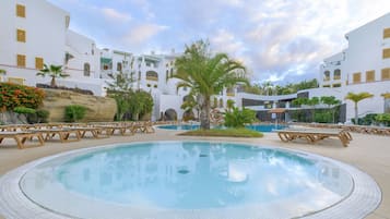 2 piscines extérieures