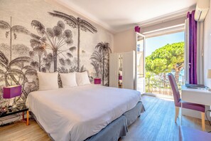 Escritorio, cortinas blackout y tabla de planchar con plancha