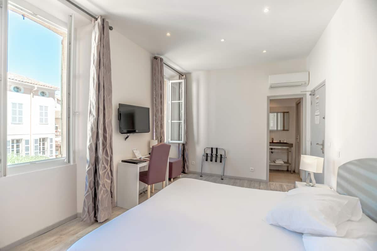 Comfort Double or Twin Room | Desk, blackout drapes, iron/ironing board, free cribs/infant beds