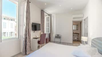 Habitación Confort con 1 cama doble o 2 individuales | Escritorio, cortinas opacas, tabla de planchar con plancha y wifi gratis
