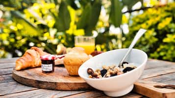 TĂ€gliches FrĂŒhstĂŒcksbuffet (16 EUR pro Person)