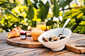 Petit déjeuner buffet (16 EUR par personne)