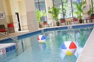 Una piscina techada, sillones reclinables de piscina