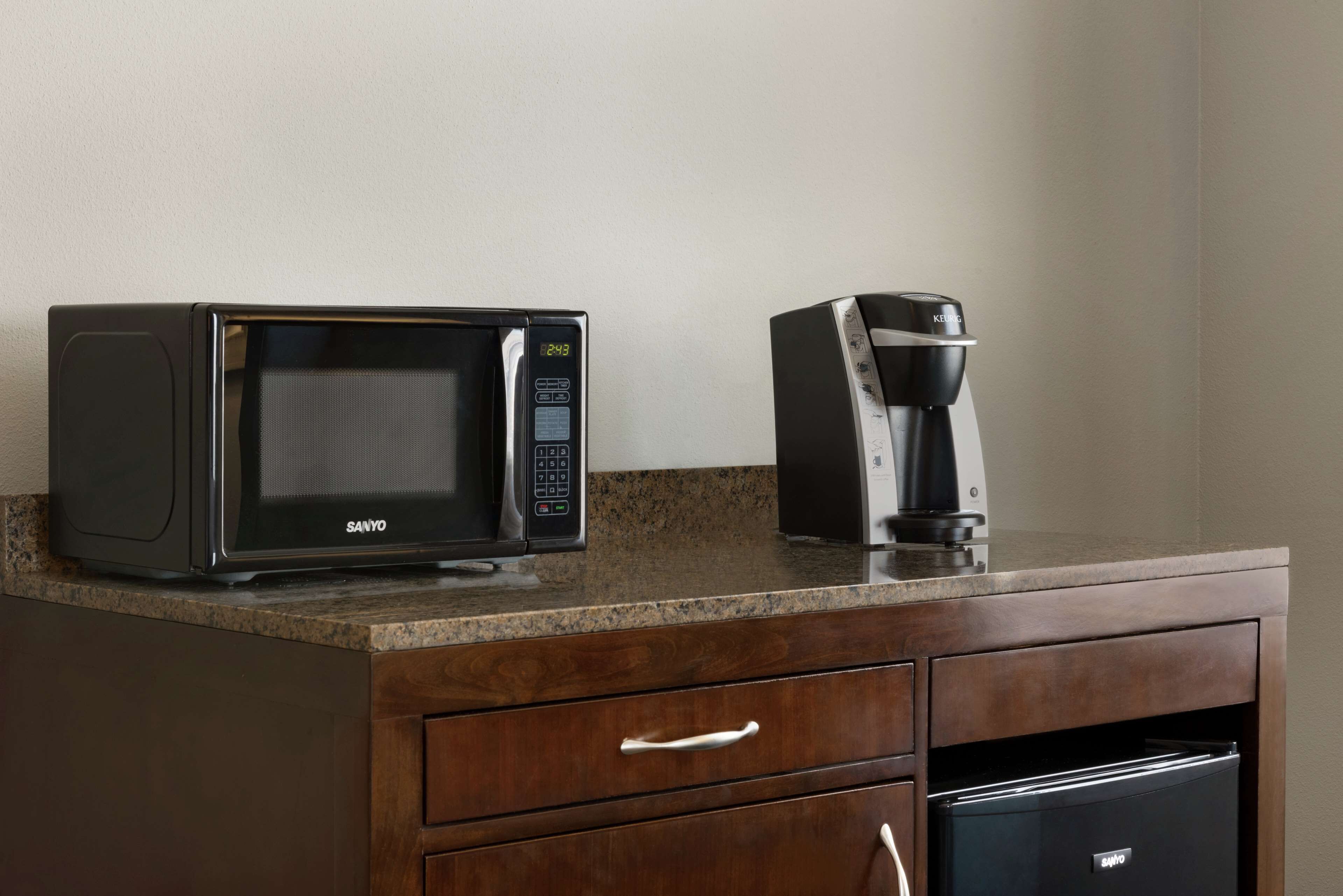 1 bedroom, premium bedding, in-room safe, desk