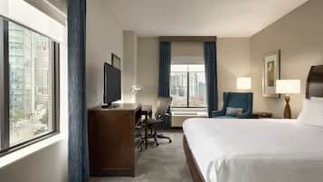 Ropa de cama de alta calidad y caja de seguridad en la habitación