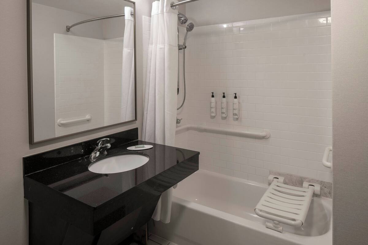 ルーム ダブルベッド 2 台 聴覚に障がいのある方に対応 (Accessible Bathtub) | バスルーム | シャワー付き浴槽、デザイナーバスアメニティ、ヘアドライヤー、タオル