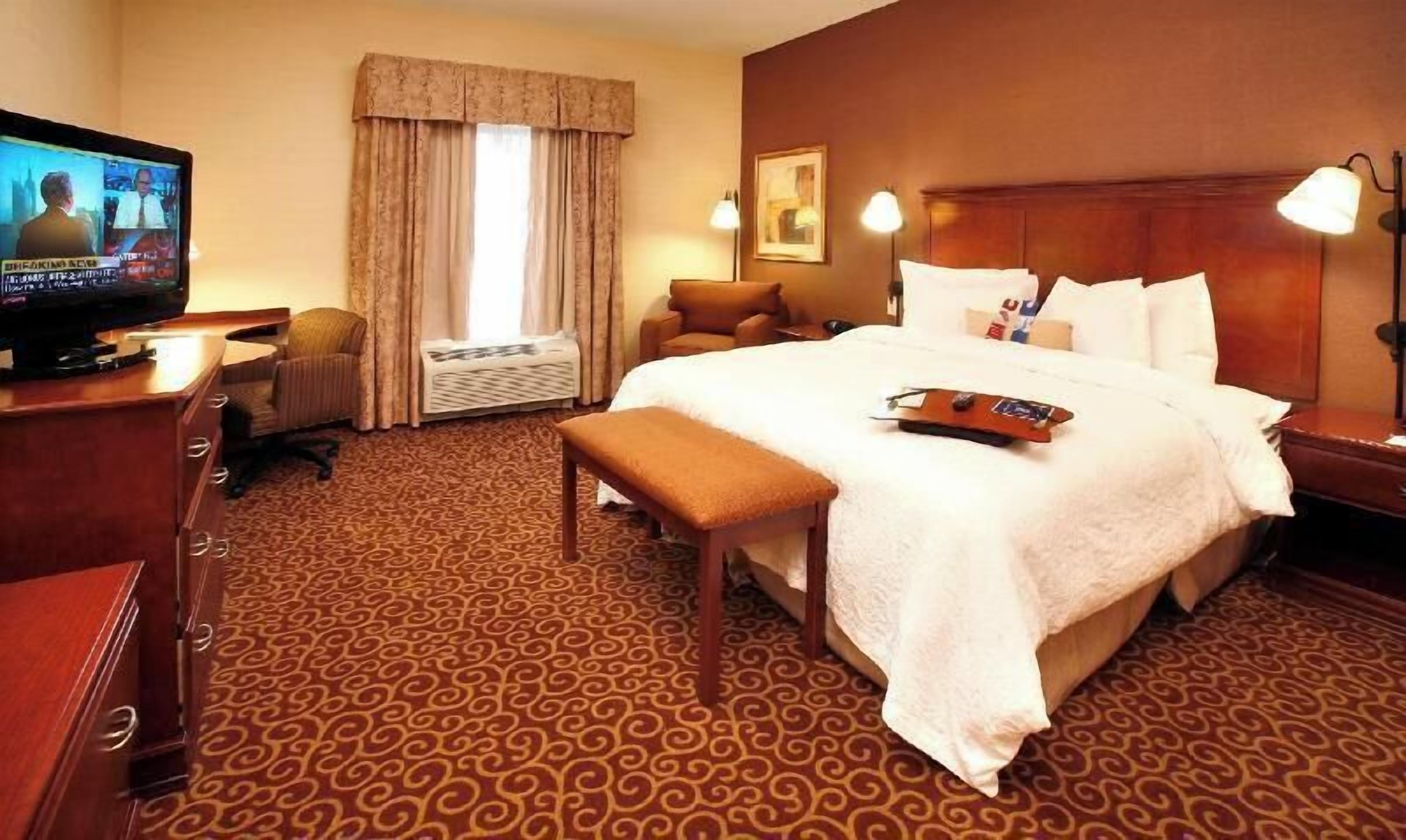 Desk, free cots/infant beds, free WiFi, bed sheets