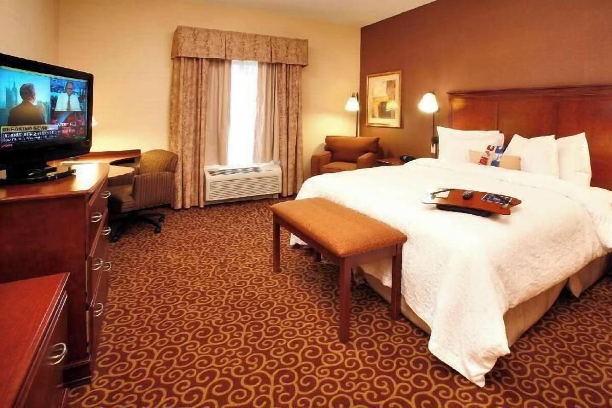Desk, free cots/infant beds, free WiFi, bed sheets