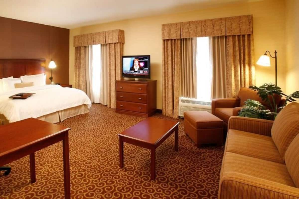 Desk, free cots/infant beds, free WiFi, bed sheets