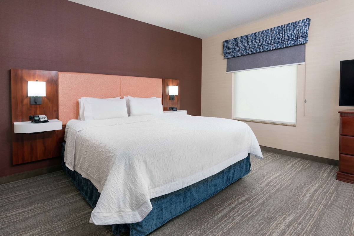 Desk, free cots/infant beds, free WiFi, bed sheets