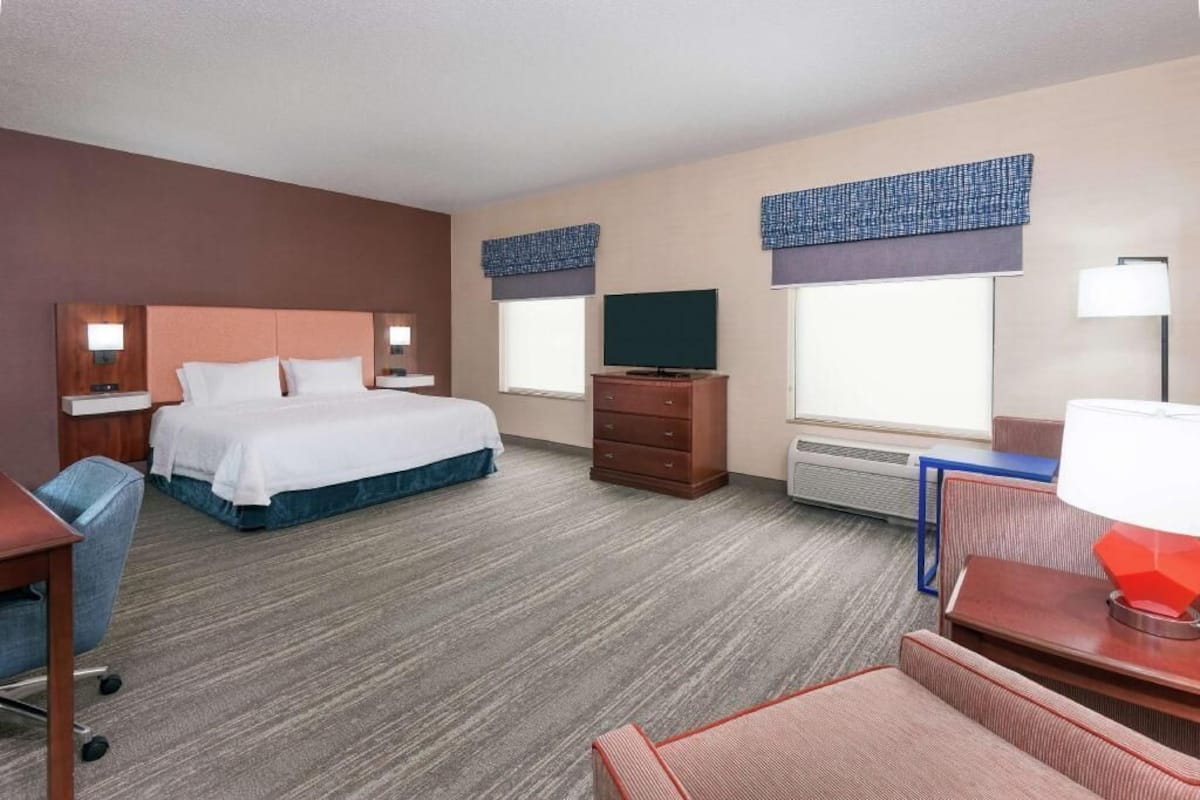 Desk, free cots/infant beds, free WiFi, bed sheets