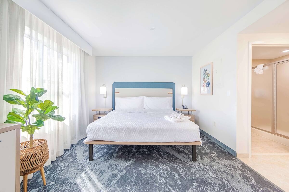 Bộ đồ giường cao cấp, két bảo mật tại phòng, bàn 