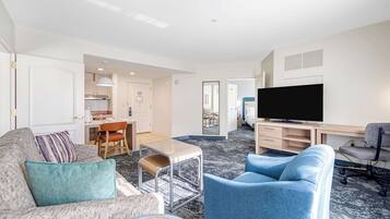 Suite, Accessible, Non Smoking | Living area