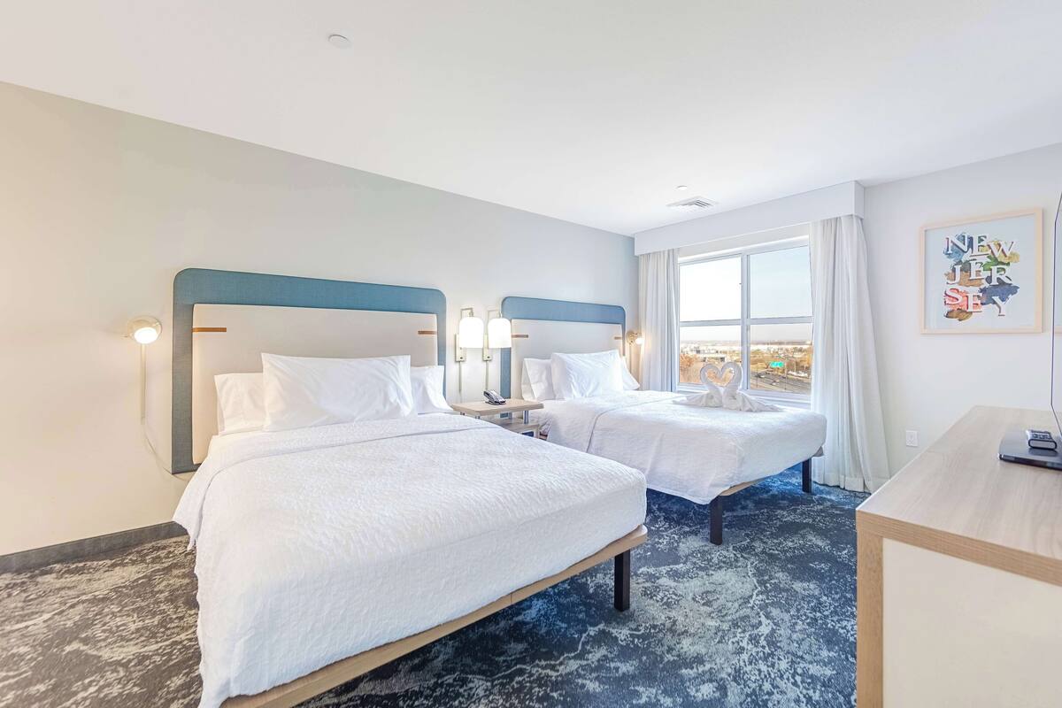 Phòng Suite, 2 giường cỡ queen, không hút thuốc, bồn tắm thủy lực | Bộ đồ giường cao cấp, két bảo mật tại phòng, bàn 
