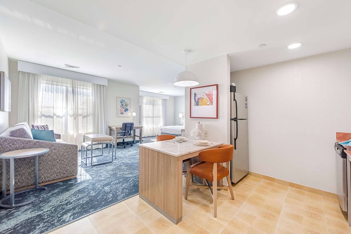 Studio, 1 giường cỡ king, phù hợp cho người khuyết tật (Mobility & Hearing, Roll-in Shower) | Bộ đồ giường cao cấp, két bảo mật tại phòng, bàn 