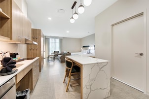 Refrigerador con freezer, microondas, placa de cocina, lavavajillas