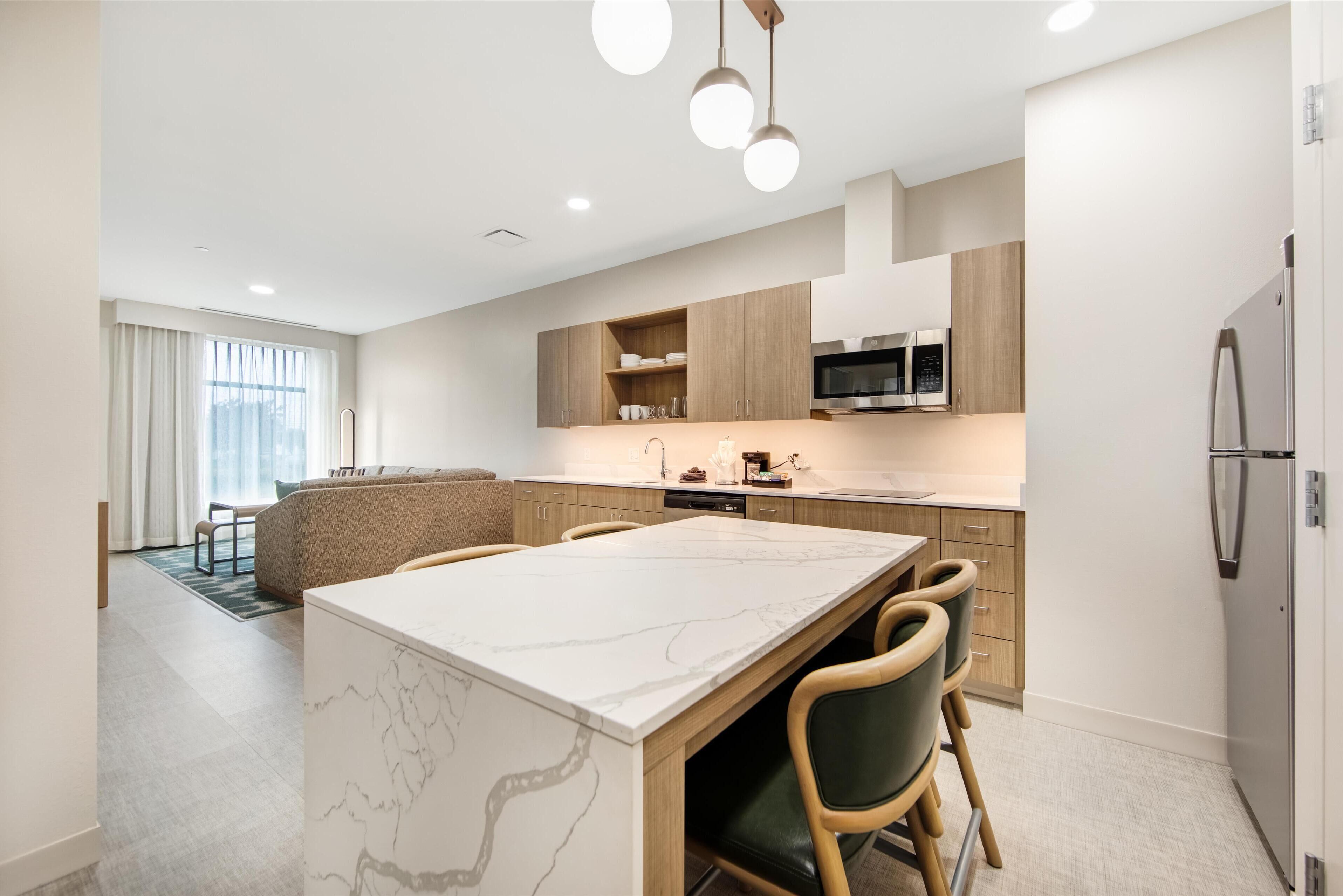 Ísskápur í fullri stærð, örbylgjuofn, eldavélarhellur, uppþvottavél