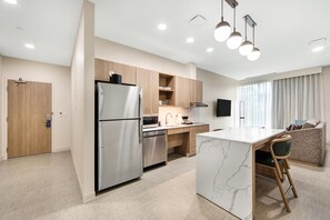 Full-size fridge, microwave, stovetop, dishwasher
