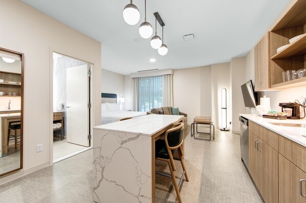 Full-size fridge, microwave, stovetop, dishwasher