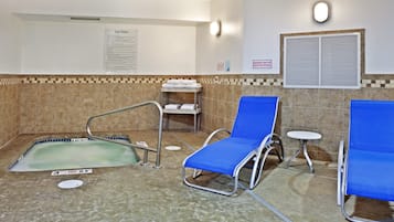 Una piscina cubierta