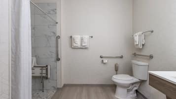 Ein modernes Badezimmer mit Dusche, Toilette und Waschbecken.