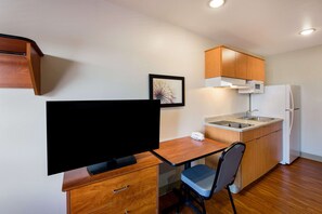 مكتب ومساحة عمل للكمبيوتر المحمول وستائر تعتيم ومكواة/لوح كي