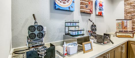 Un espacio de cocina con cafeteras, molinillo de café y estación para café.