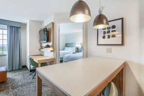 Literie hypoallergénique, coffres-forts dans les chambres, bureau