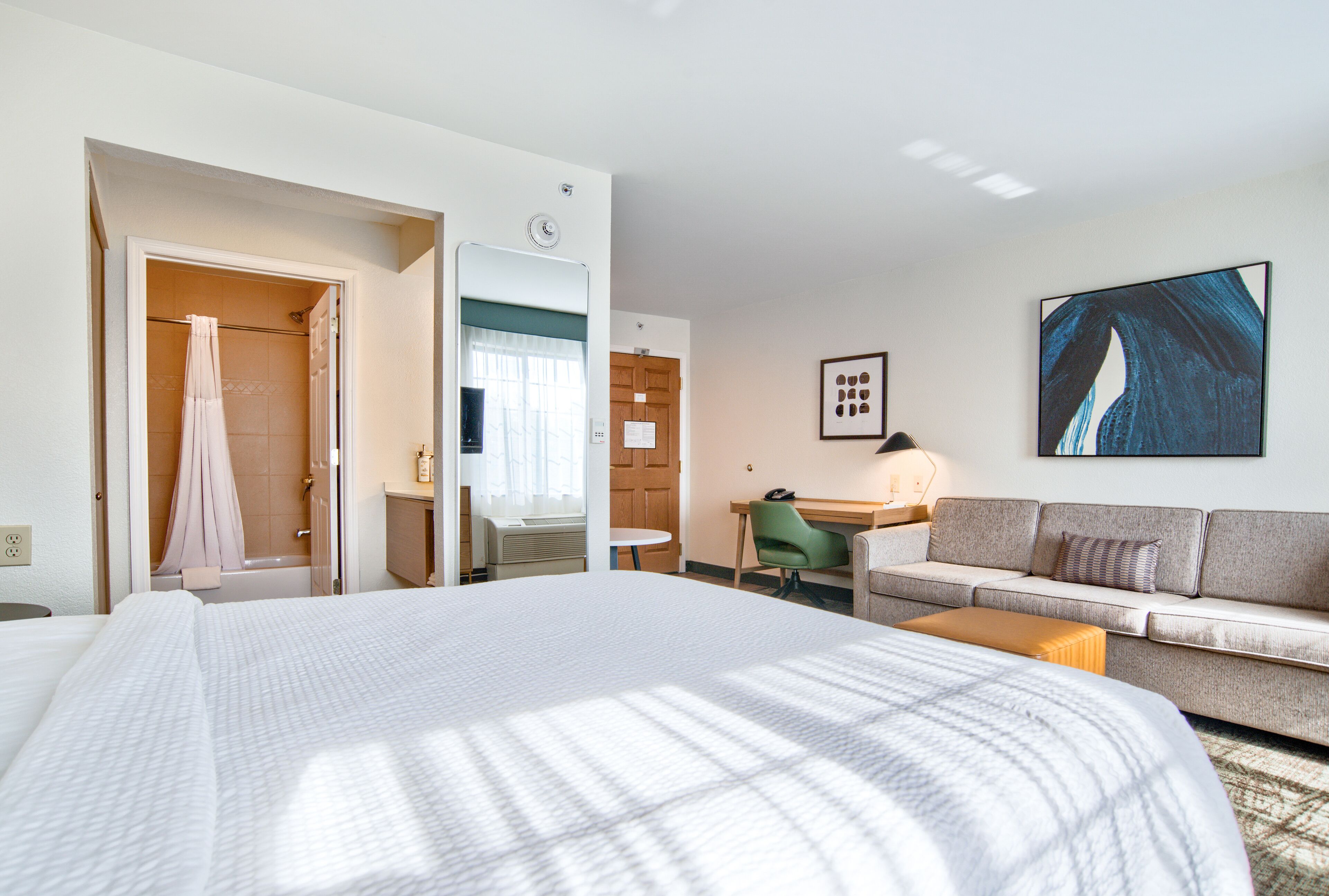 ملاءات للفراش لا تسبب الحساسية وخزنة داخل الغرفة ومكتب