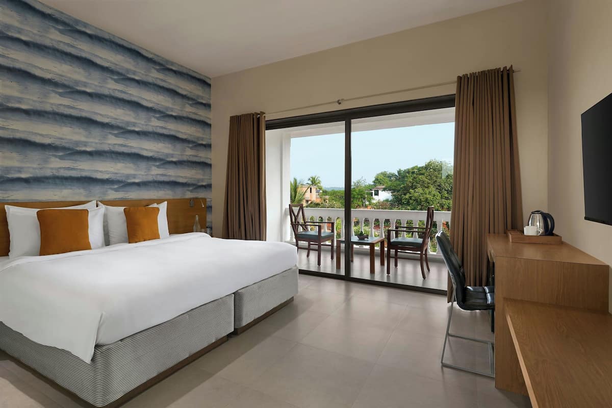 客房, 1 张特大床, 庭院景观 | 高档床上用品、迷你吧、客房内保险箱、办公桌