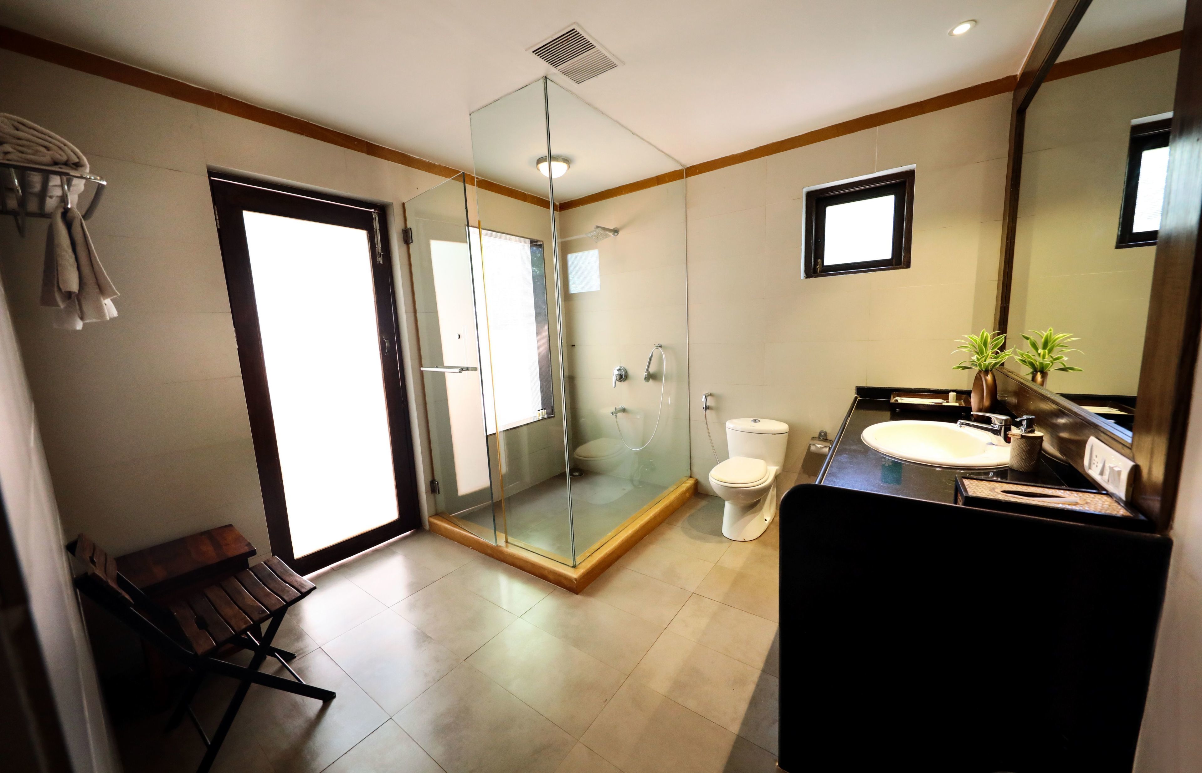 Un baño moderno con ducha de vidrio, inodoro y lavabo.