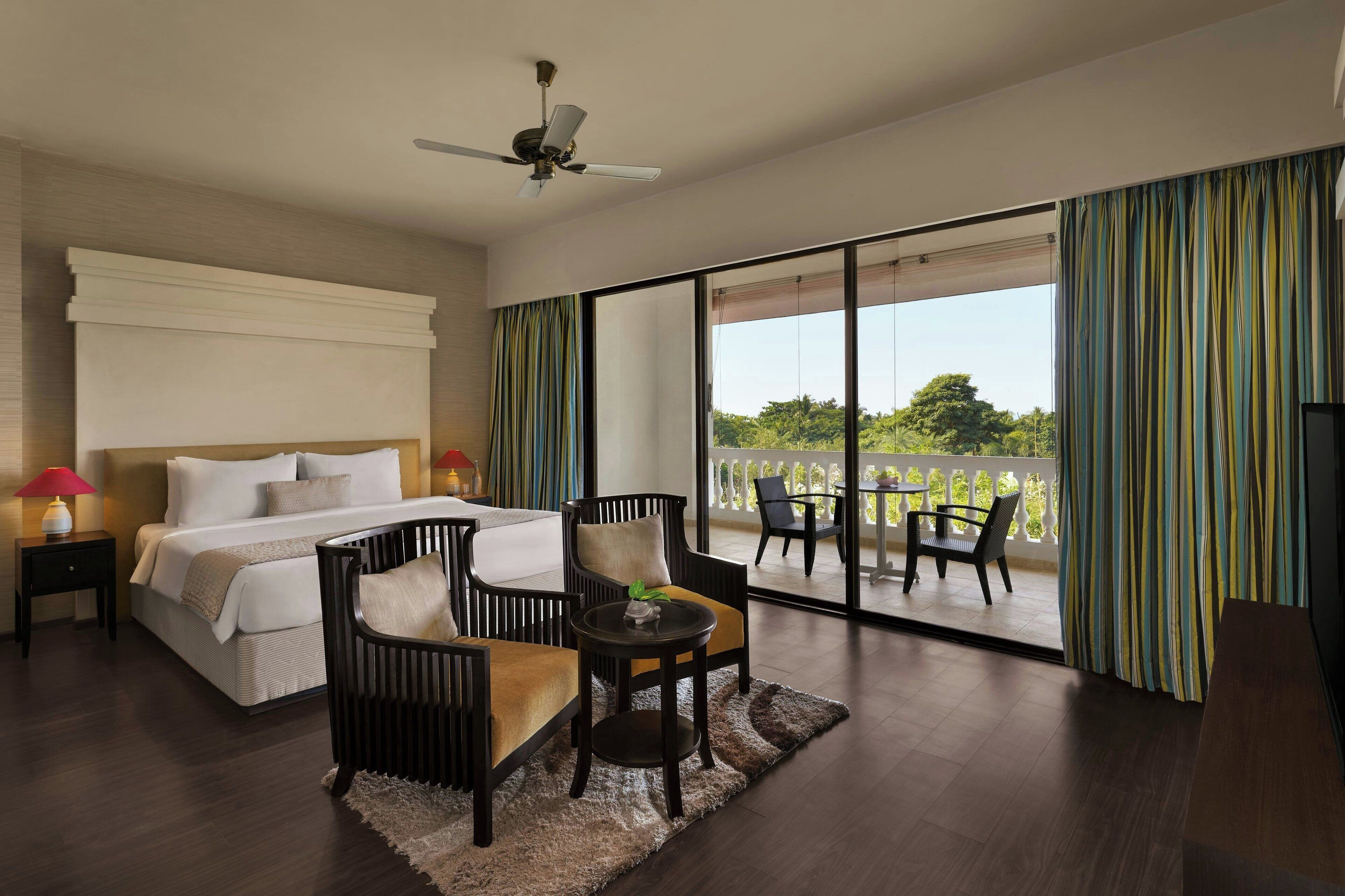 Premium Room, 1 King Bed, Courtyard View | Premium bedding, minibar, in-room safe, desk