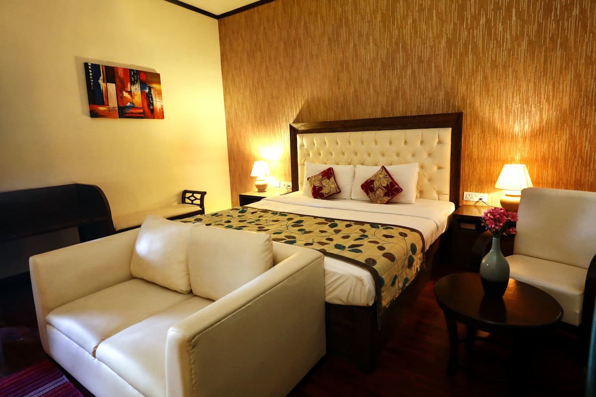 Hazel Suite | Premium bedding, minibar, in-room safe, desk