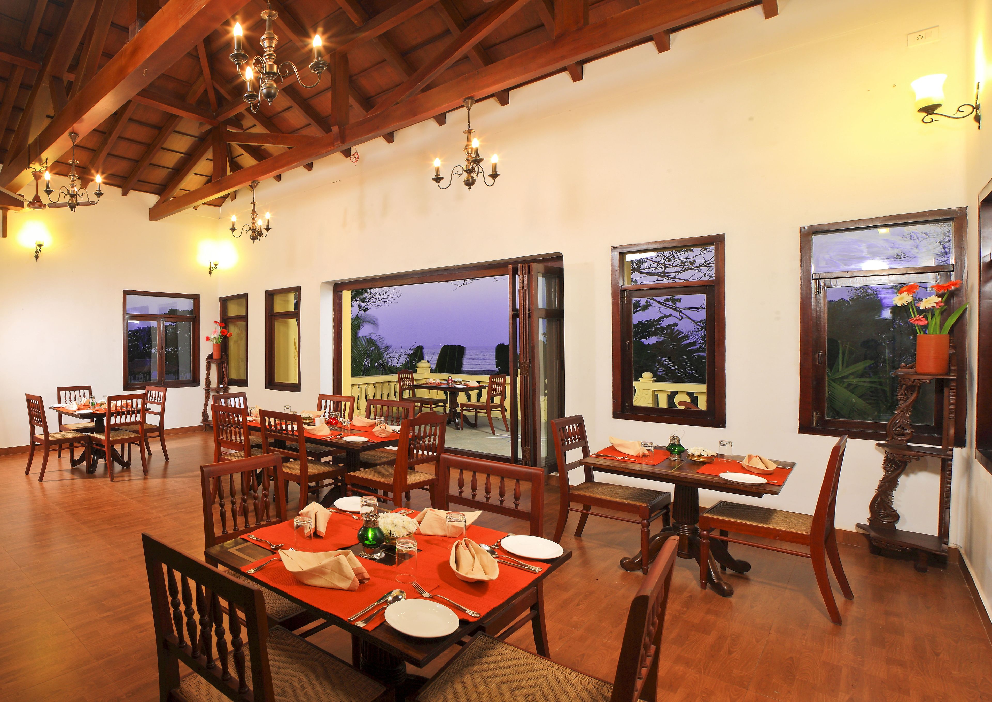 Se sirven desayunos, comidas y cocina italiana con vista a la alberca