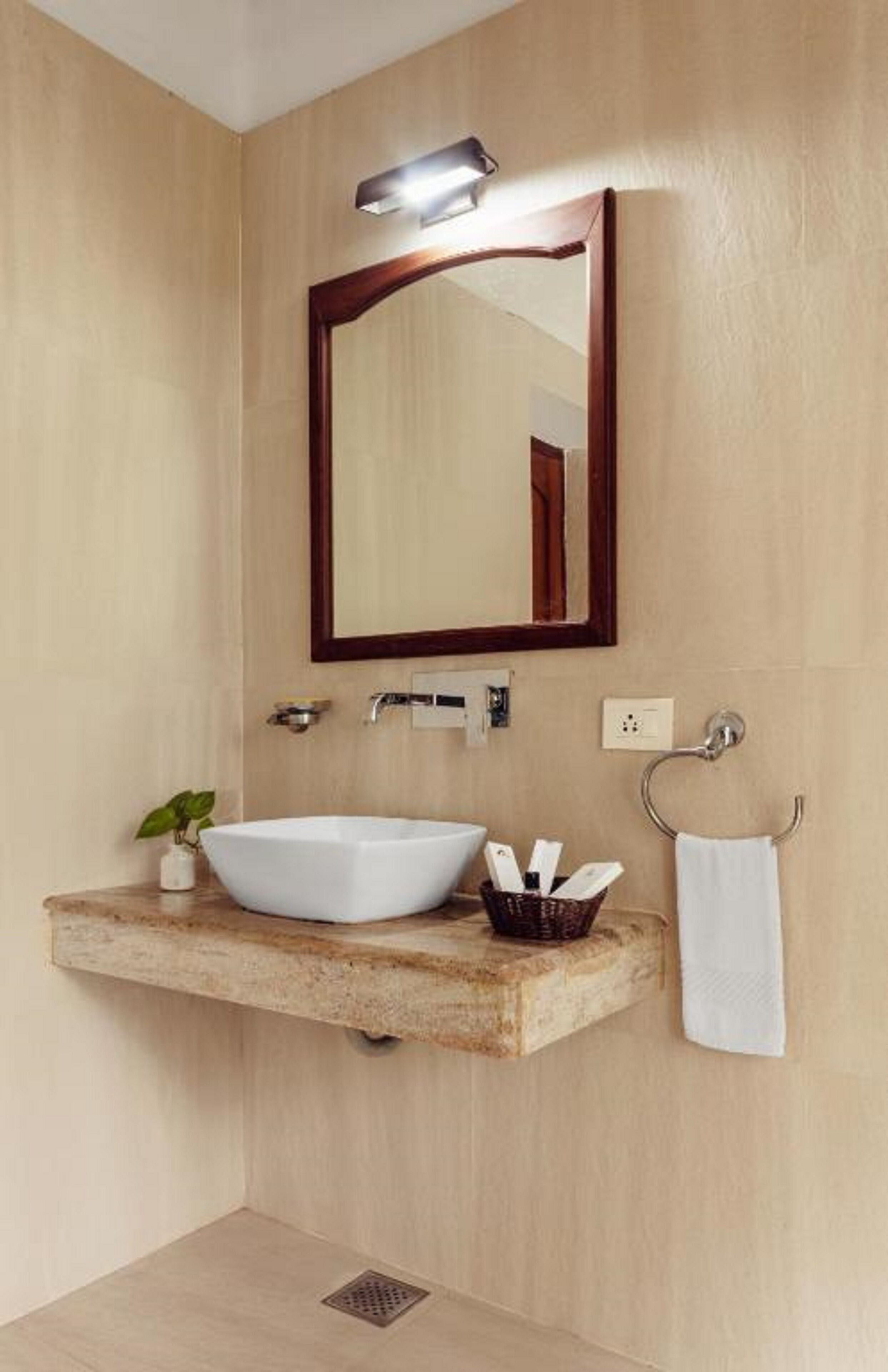 shower, rainfall showerhead, free toiletries, hair dryer