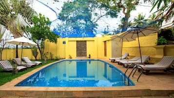 Outdoor pool, sun loungers