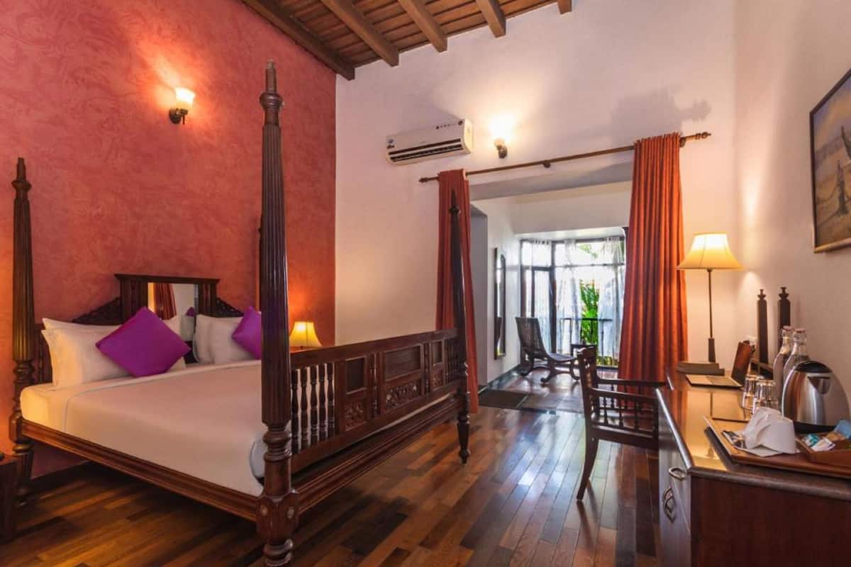 deluxe room | minibar, in-room safe, blackout curtains, iron/ironing board