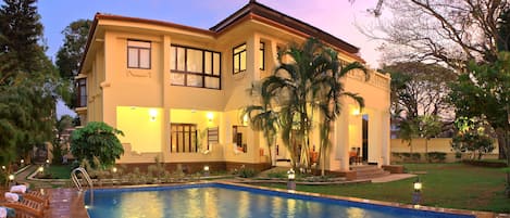 Outdoor pool, sun loungers