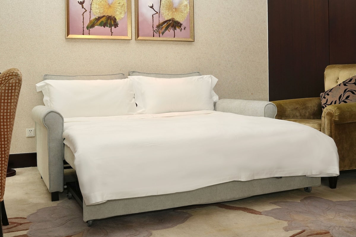 Donsdekens, een minibar, een kluis op de kamer, een bureau