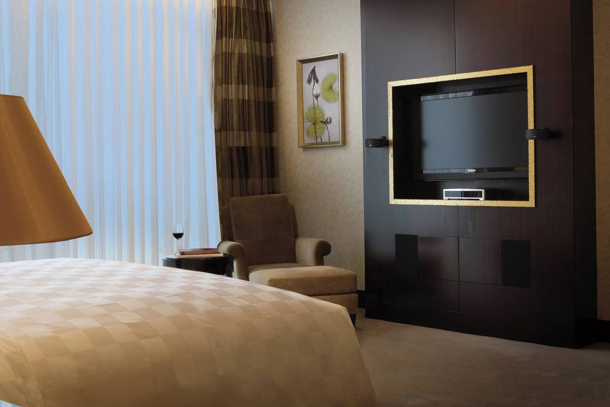 Down comforters, minibar, in-room safe, desk