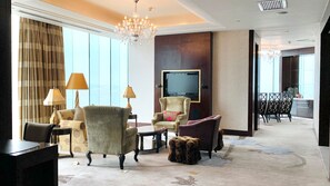 Chăn bông, minibar, két bảo mật tại phòng, bàn 