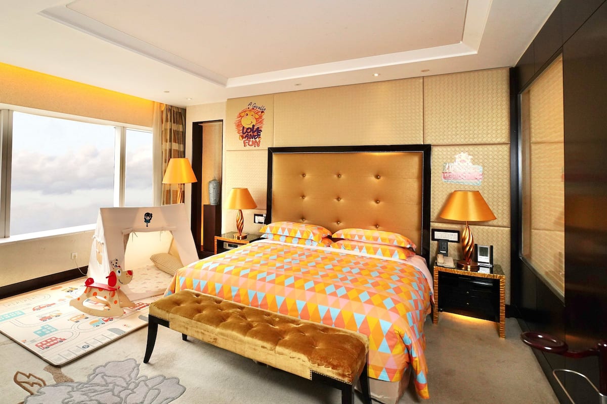 Habitación clásica, 1 cama de matrimonio grande (Kids Theme) | 1 dormitorio, minibar, caja fuerte y escritorio