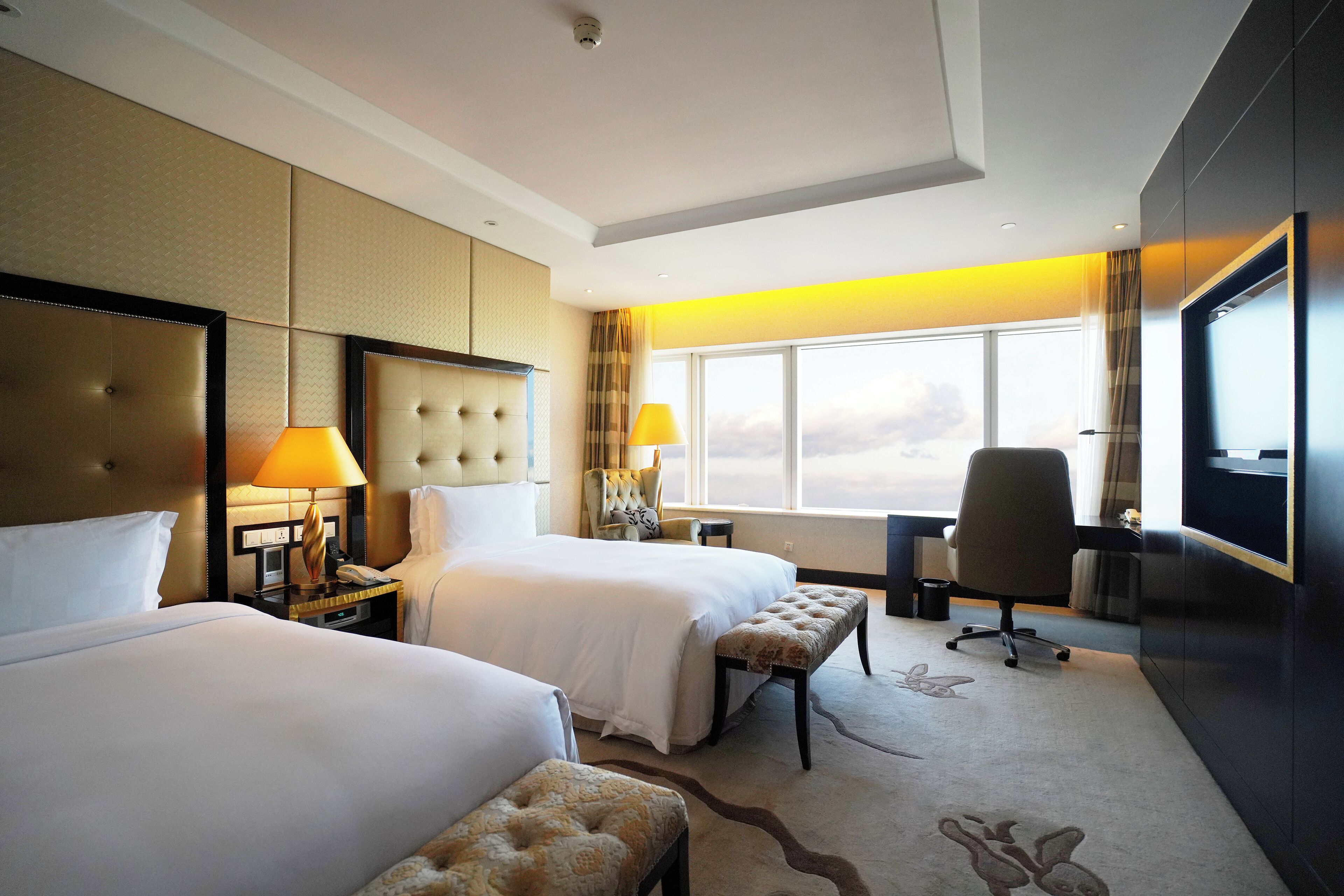 Suite, 1 Bedroom, Club Lounge Access | Down comforters, minibar, in-room safe, desk