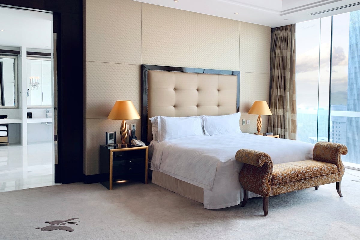 Suite, 1 Twin Bed, Smoking (CEO) | 1 bedroom, down comforters, minibar, in-room safe