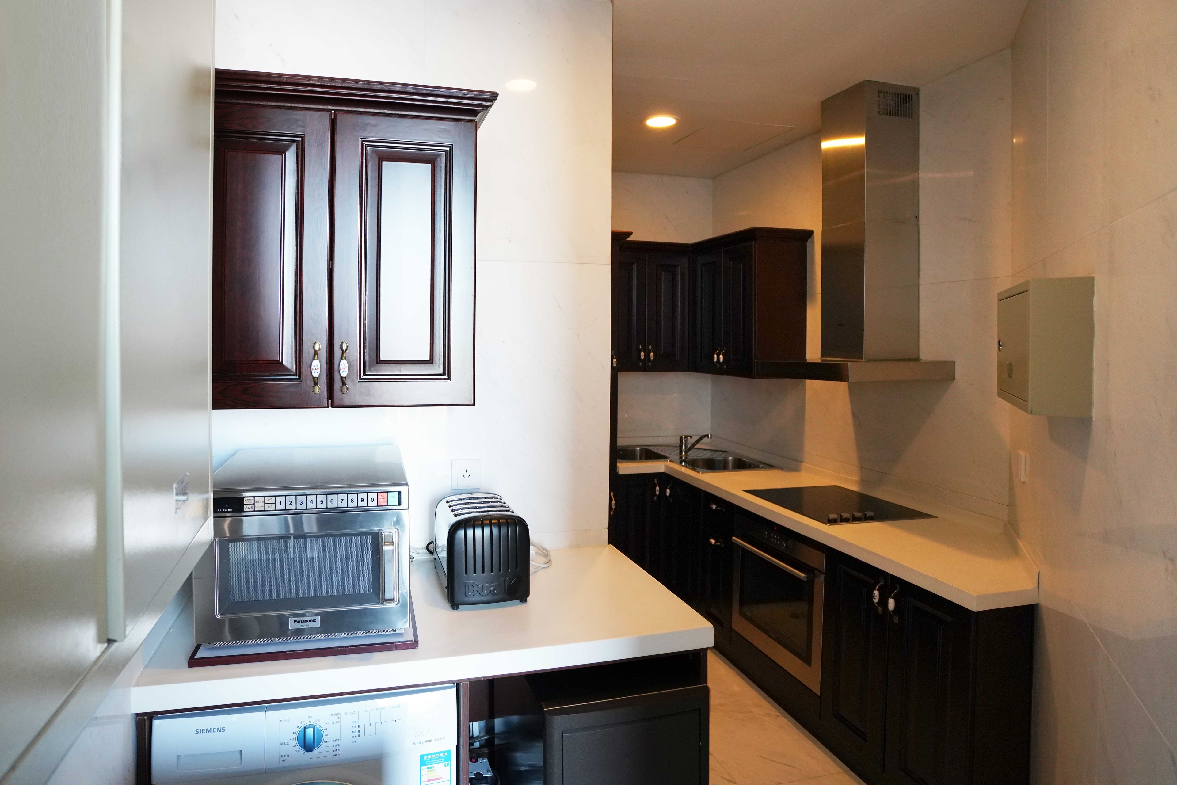 Cocina compacta con microondas, tostadora, lavavajillas y pileta.