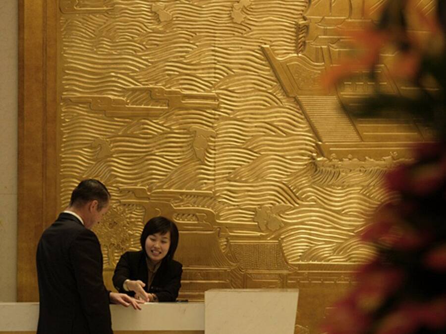 Una recepción con un relieve detallado en el fondo.